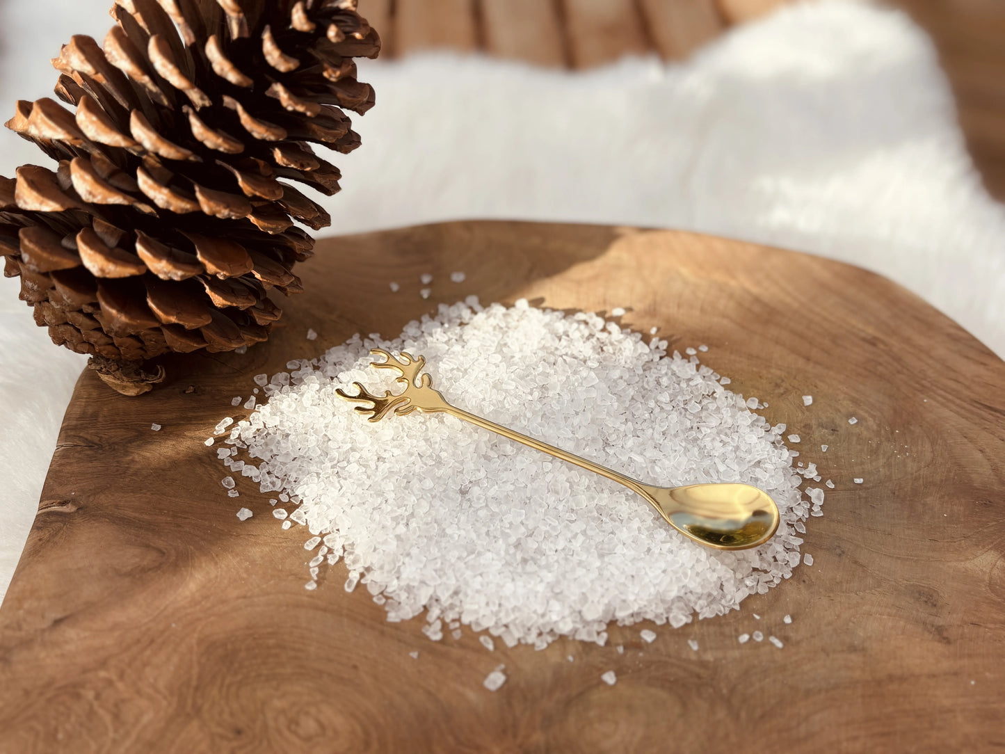 Zlatá kovová lyžička na senzorickú hru s vianočným motívom