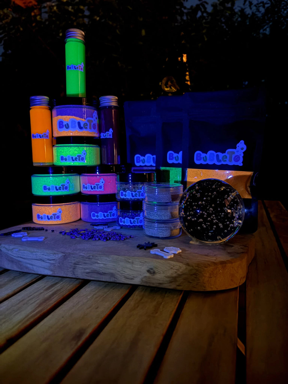 Halloweenska BubleTo kolekcia svietiaca v tme pod UV svetlom