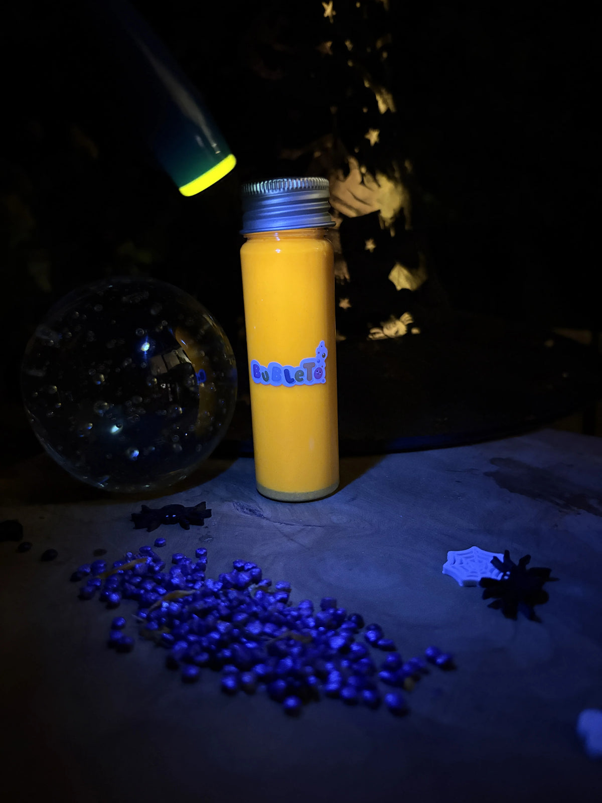 TrblieTo tancujúci elixír pod UV svetlom