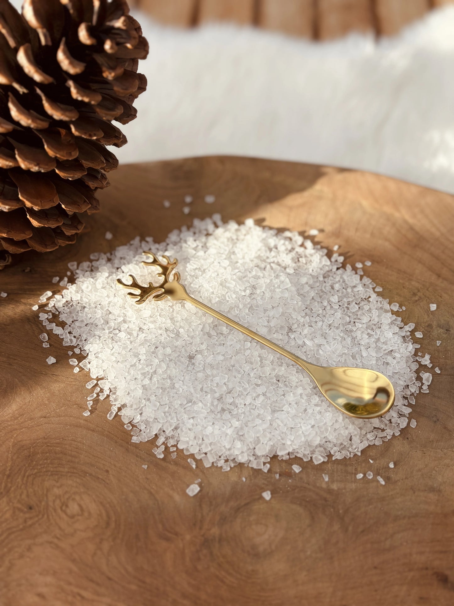 Zlatá kovová lyžička na senzorickú hru s vianočným motívom